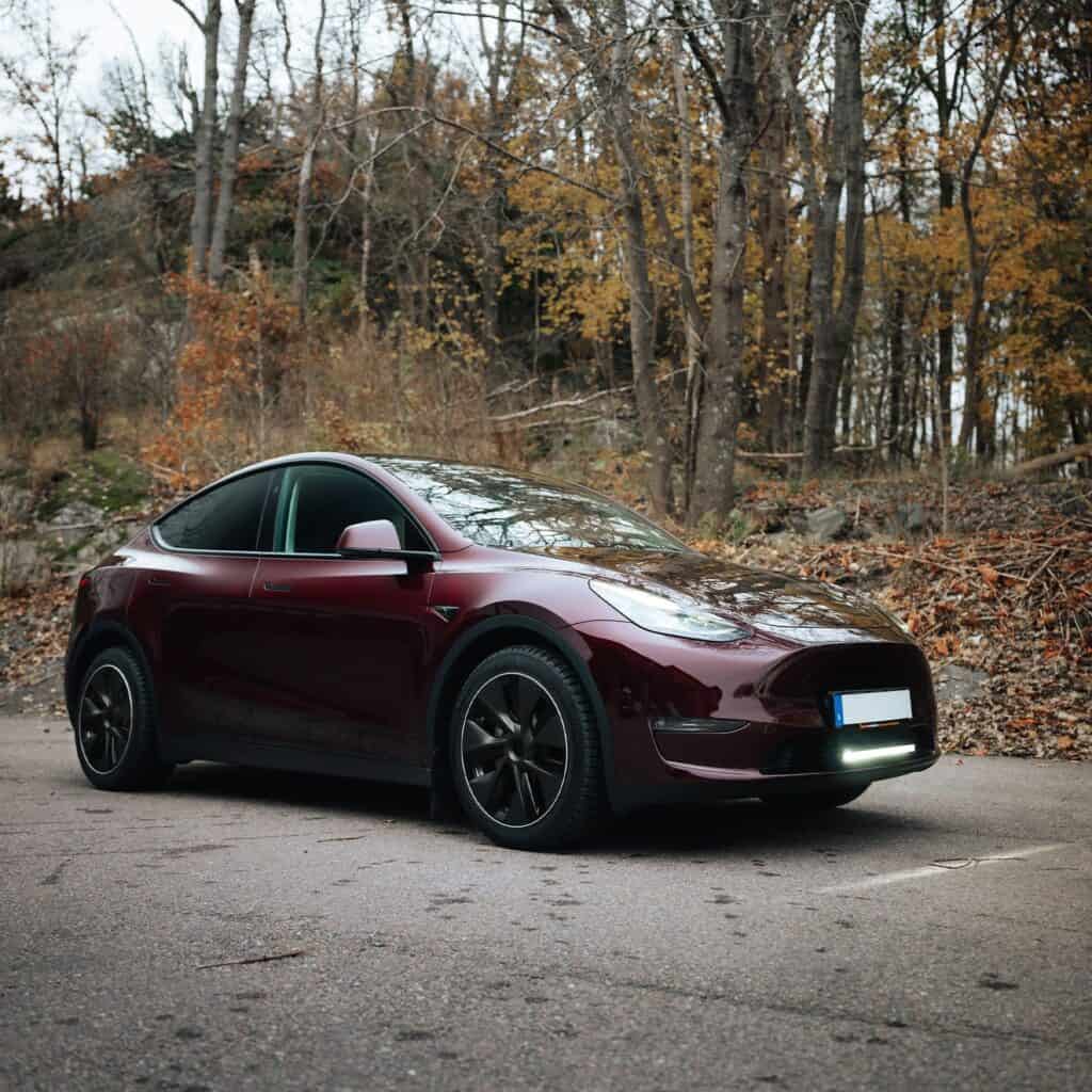 Tesla Model Y, jossa on LED-ramppi edessä