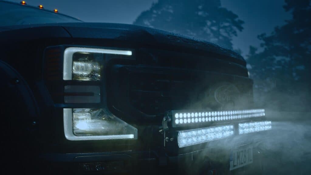 LED-ramper monterade i fronten på en pickup i skymning.