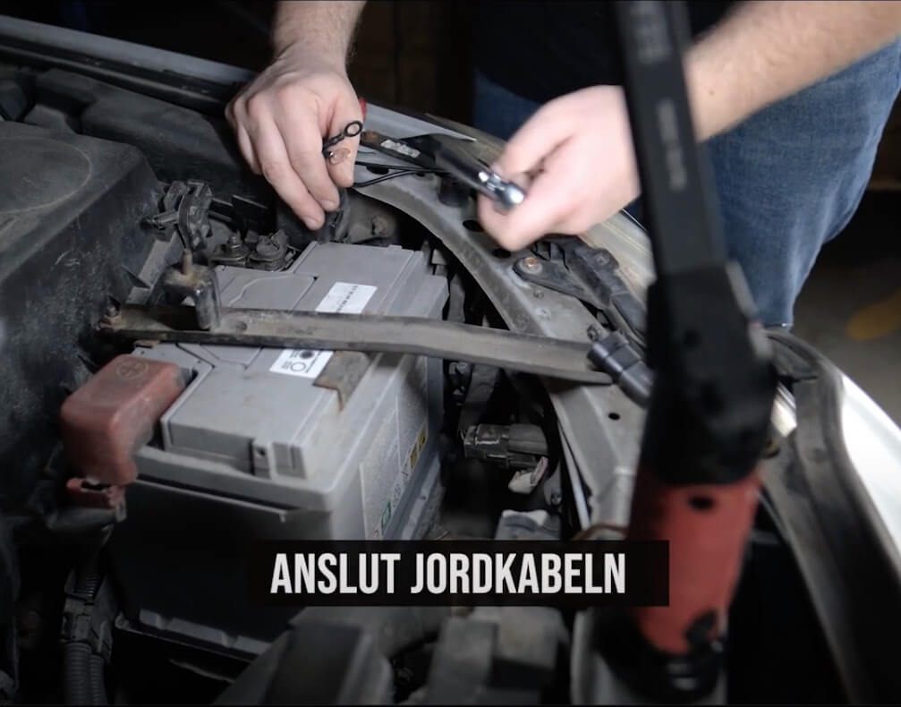 Koppla signalkabel till helljuset eller använd XBB Dongle