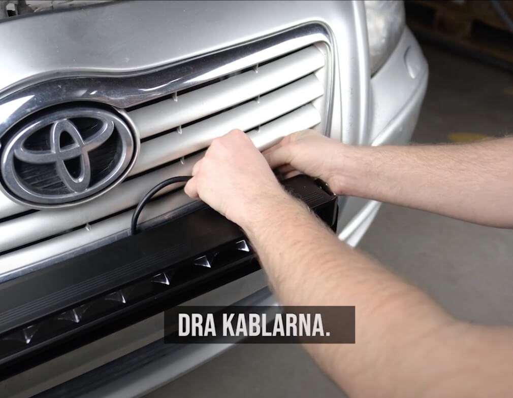 Dra ledrampens kablar snyggt bakom stötfångaren