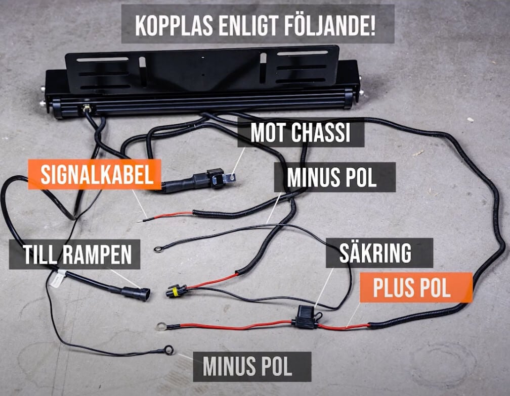 Koppla ledrampens reläkabelsats till bilens batteri