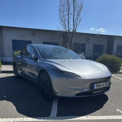 Tesla Model 3 Highland, jossa Luxtar Twilight LED -valo rekisterikilven alla